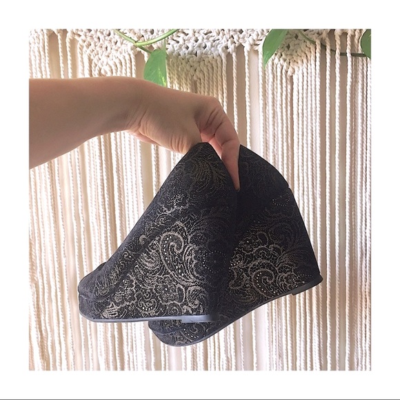 Black & Gold Paisley Wedges - Picture 4 of 5